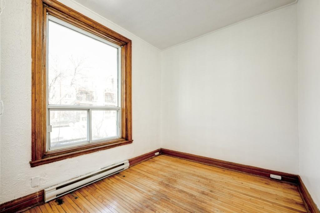 📍 À louer / À vendre – Grand appartement principal sur la rue St-Denis, Montréal (à 100 m du métro)
