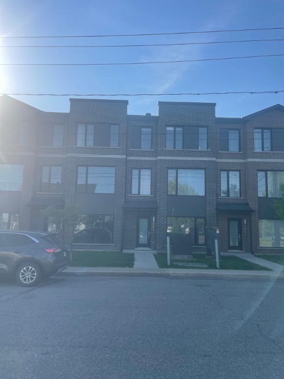 La Prairie maison de ville style condo 3 chambres et 2 chambres garage double