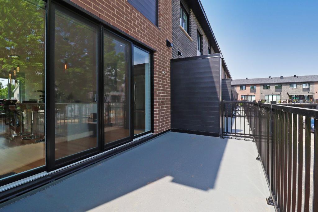 La Prairie maison de ville style condo 3 chambres et 2 chambres garage double
