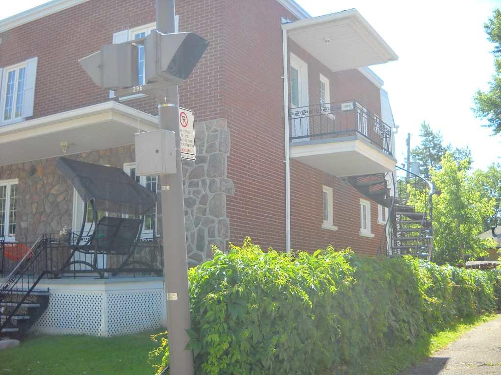 LOGEMENT 4/12 À LOUER LIBRE.