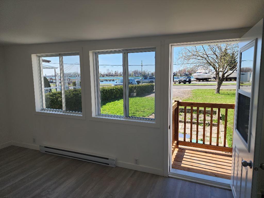 Maison rénovée et abordable de 3-4 chambres face à la marina de Salaberry-de-Valleyfield (45 min de Montreal).