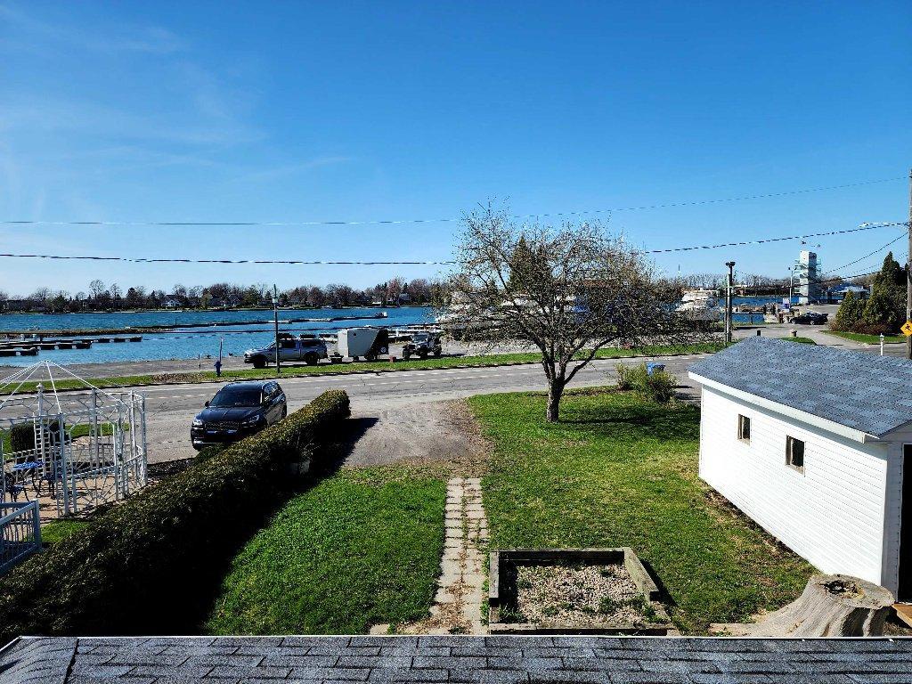 Maison rénovée et abordable de 3-4 chambres face à la marina de Salaberry-de-Valleyfield (45 min de Montreal).