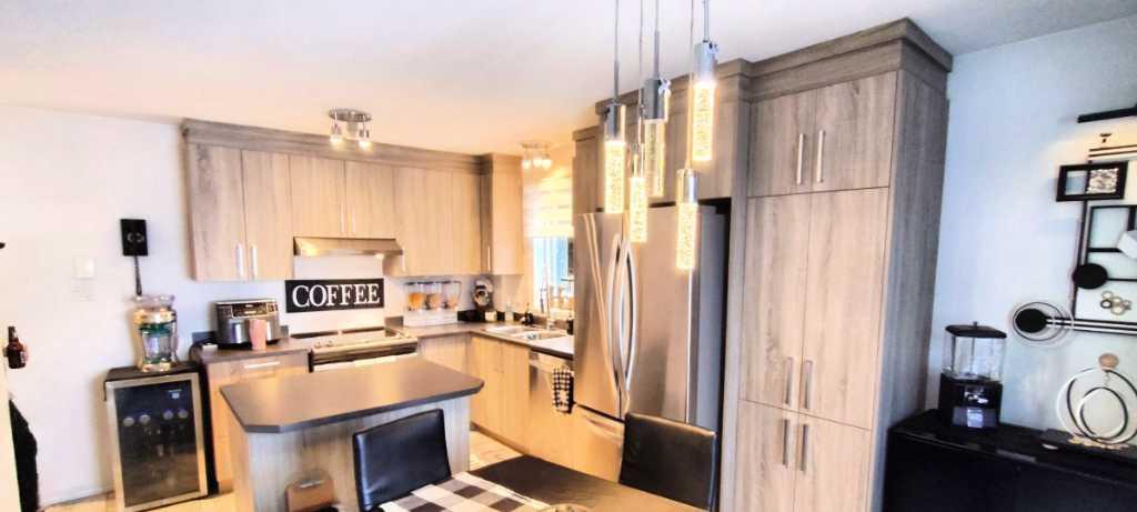 6 1/2 SUR DEUX ÉTAGES 50 ANS ET PLUS ST HUBERT LOGEMNET DU PROPRIO, LUXUEUX, TRIPLEX TRANQUILLE, COUR PRIVÉE , ENTRETIEN INCLUS,