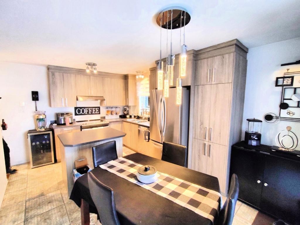6 1/2 SUR DEUX ÉTAGES 50 ANS ET PLUS ST HUBERT LOGEMNET DU PROPRIO, LUXUEUX, TRIPLEX TRANQUILLE, COUR PRIVÉE , ENTRETIEN INCLUS,