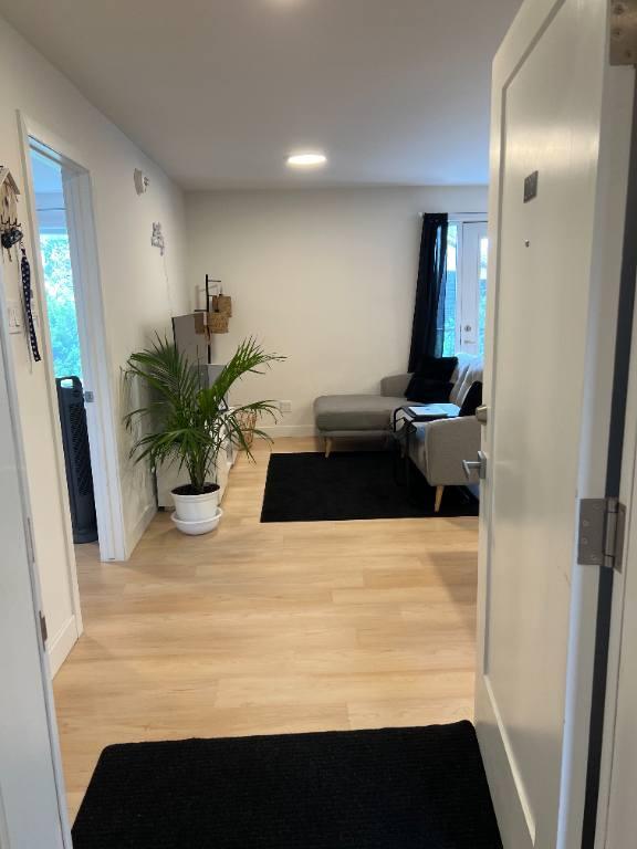4 1/2 RÉNOVÉ avec électros, WiFi, Stationnement, Terrasse INCLUS