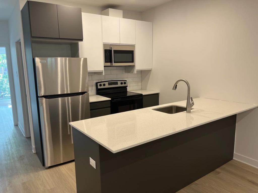 4 ½ Ville-Marie Métro Frontenac, Rénové , AC, 6 électros 3e étage