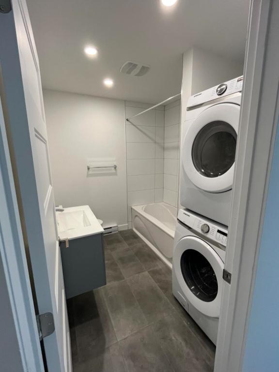 4 ½ Ville-Marie Métro Frontenac, Rénové , AC, 6 électros 3e étage