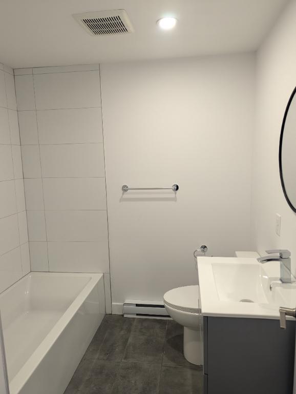 4 ½ Semi Sous-sol, Neuf, Ville-Marie Métro Frontenac, AC, 6 électros