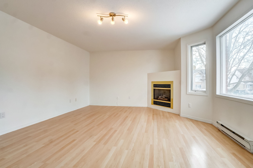 Très Grand 2 Chambres Et 1 Salle De Bain