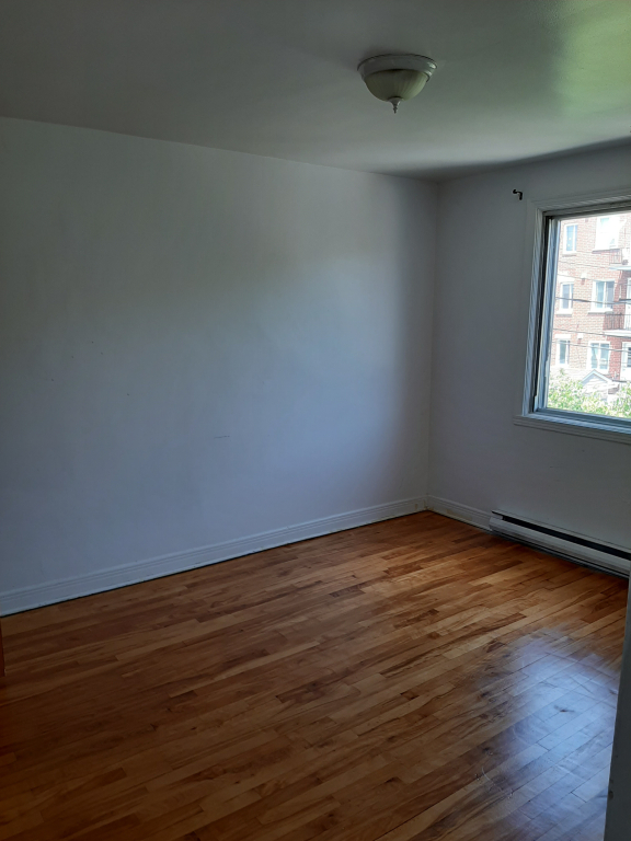 5½ Haut-3-plex Libre 1ère Juillet