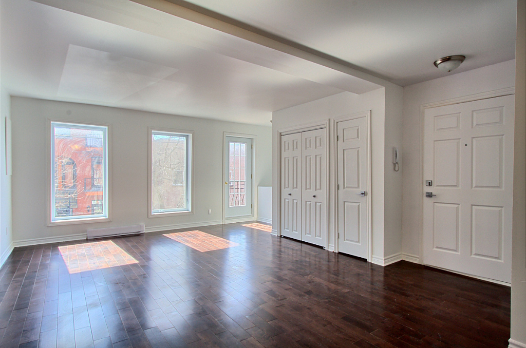 WOW! Parfait 2 Chambres Avec Balcon! Par