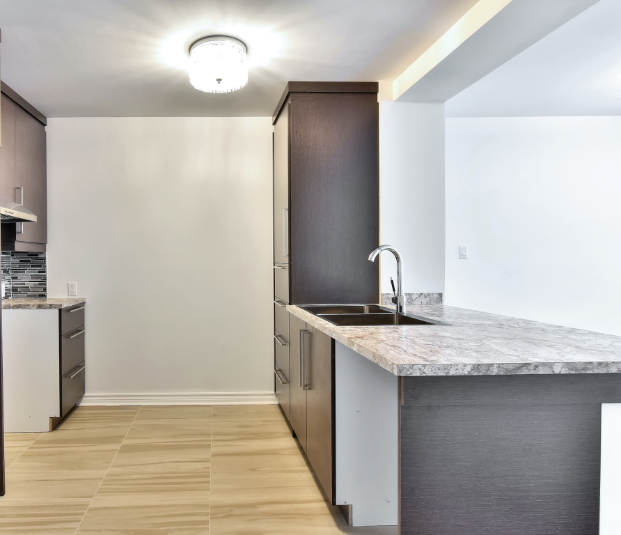 WOW! Parfait 2 Chambres Avec Balcon! Par