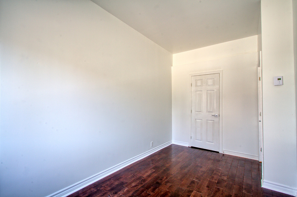 WOW! Parfait 2 Chambres Avec Balcon! Par