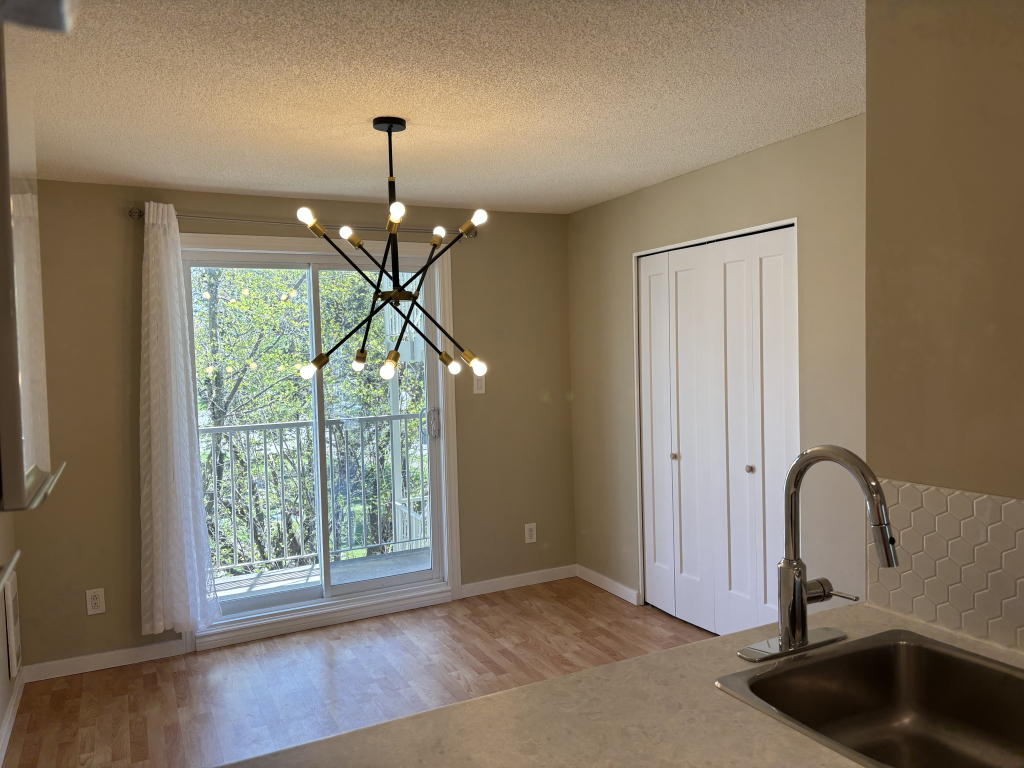 Condo Rénové à Louer Avec Foyer+ Piscine