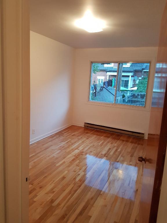 Logement 4 1/2 et demi propre renové secure calme Montreal metro acadie jean talon