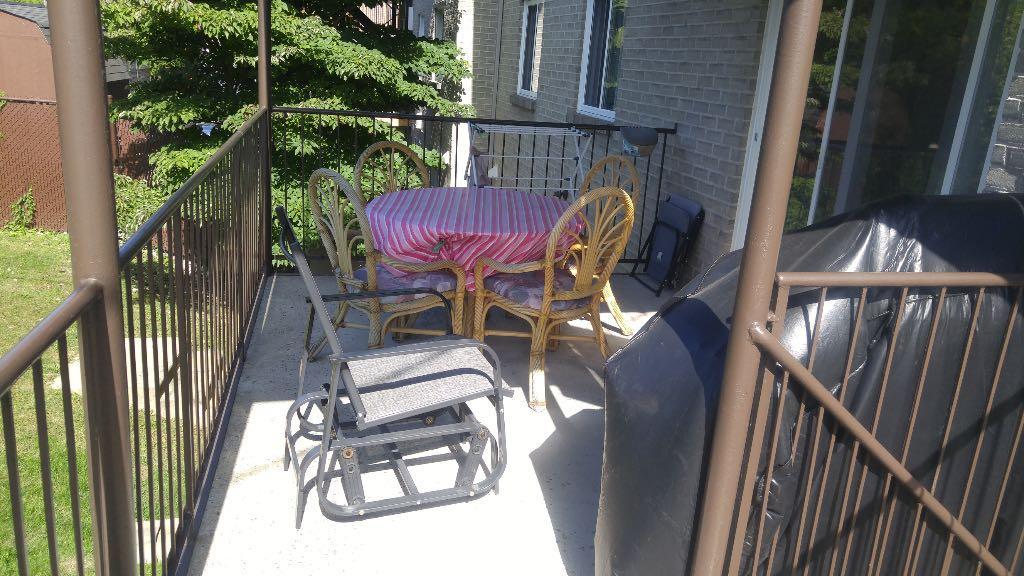 BOISBRIAND, PRÈS DU FAUBOURG, 6 1/2 ,GARAGE, FOYER 3 CHAMBRES + , 1 GRANDE PIÈCE AU SOUS-SOL , LOKER et STATIONNEMENTS