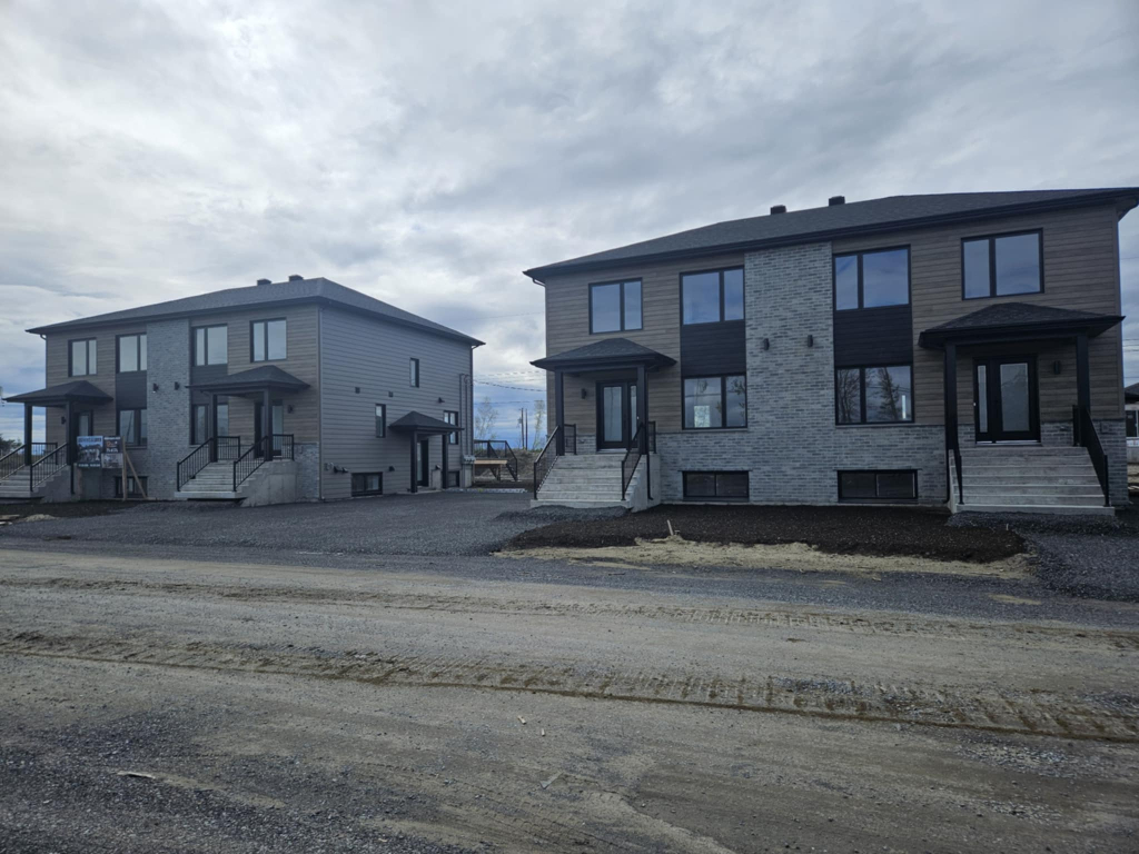 Grand Logement 7½ Avec Cour Arrière