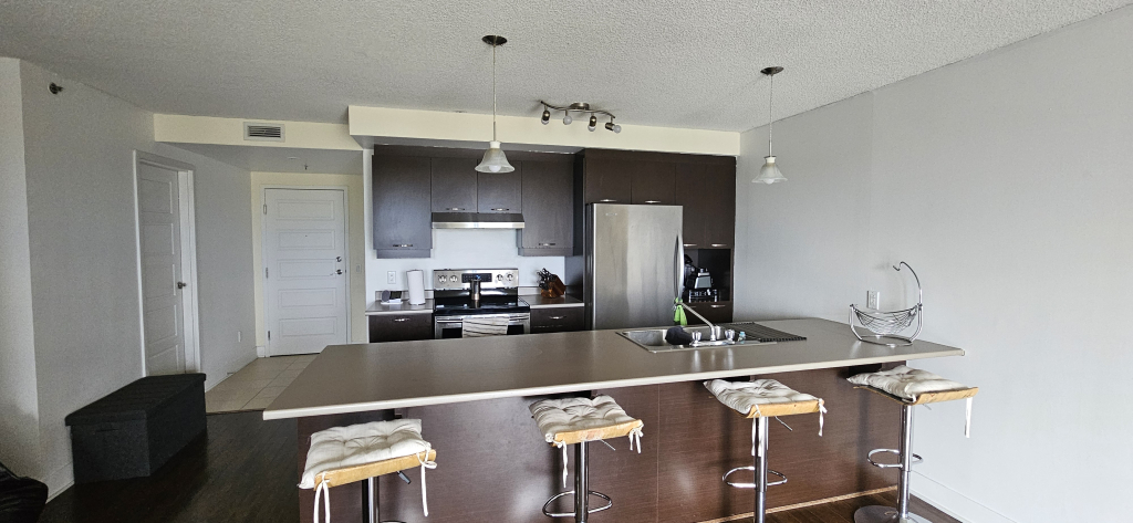 Un Beau Condo Avec Garage Et Charges Inc