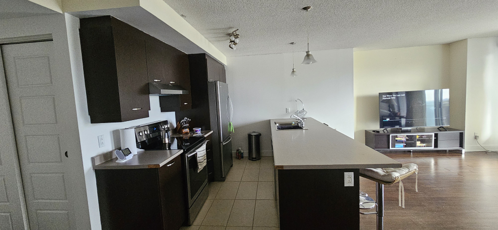 Un Beau Condo Avec Garage Et Charges Inc