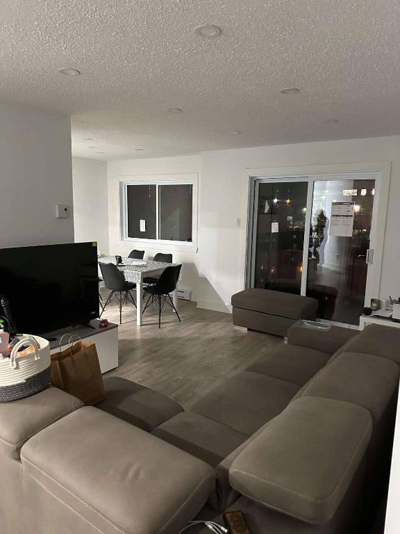 📢 condo à louer – Laval (près de Carrefour Laval) Beau 4 ½ à louer (2 chambres + salon), situé à Laval, à quelques minutes du Carrefour Laval.