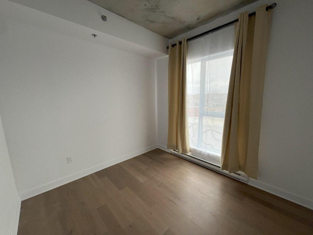 Condo 4 1/2 neuf avec garage, face au metro Frontenac