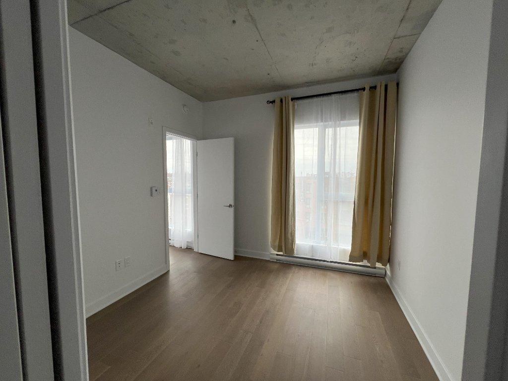 Condo 4 1/2 neuf avec garage, face au metro Frontenac