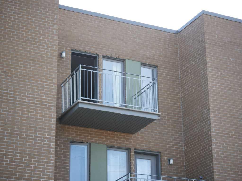 Appartement style condo 4 1/2 3e étage avec terrasse sur le toit