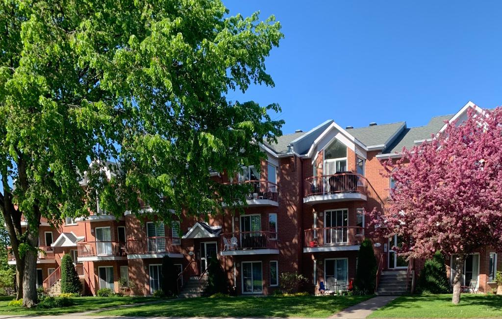 Grand 4 1/2 style condo à louer à Boisbriand