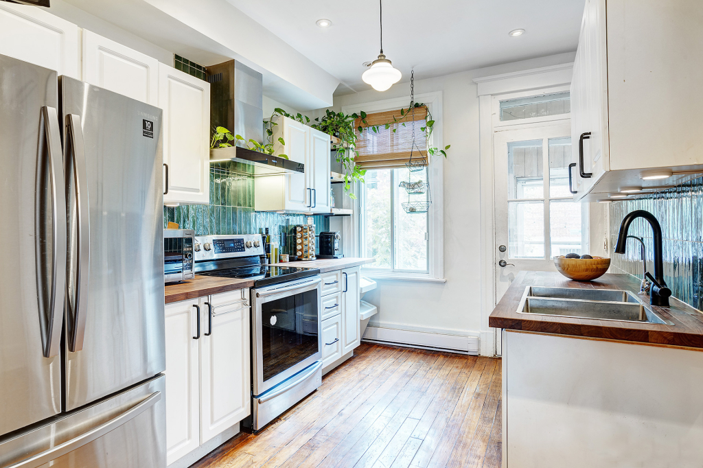 3 BEDROOM APARTMENT NDG W/ BASEMENT YARD