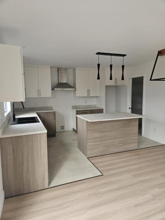 Grand Logement 7½ Avec Cour Arrière