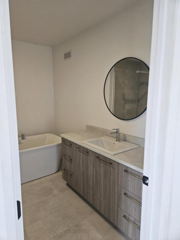 Grand Logement 7½ Avec Cour Arrière