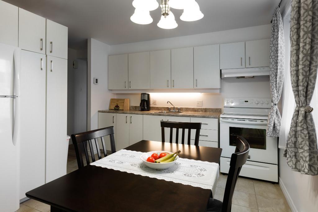4 1/2 à Lévis, près du Cégep - Stationnement - Balcon