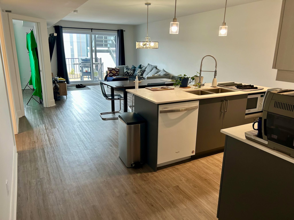 Grand Condo 4 ½ GARAGE DOUBLE 1e Juillet