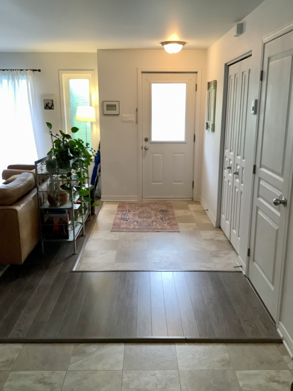 Spacieux 4 12! Spacious 2 Bed Condo!