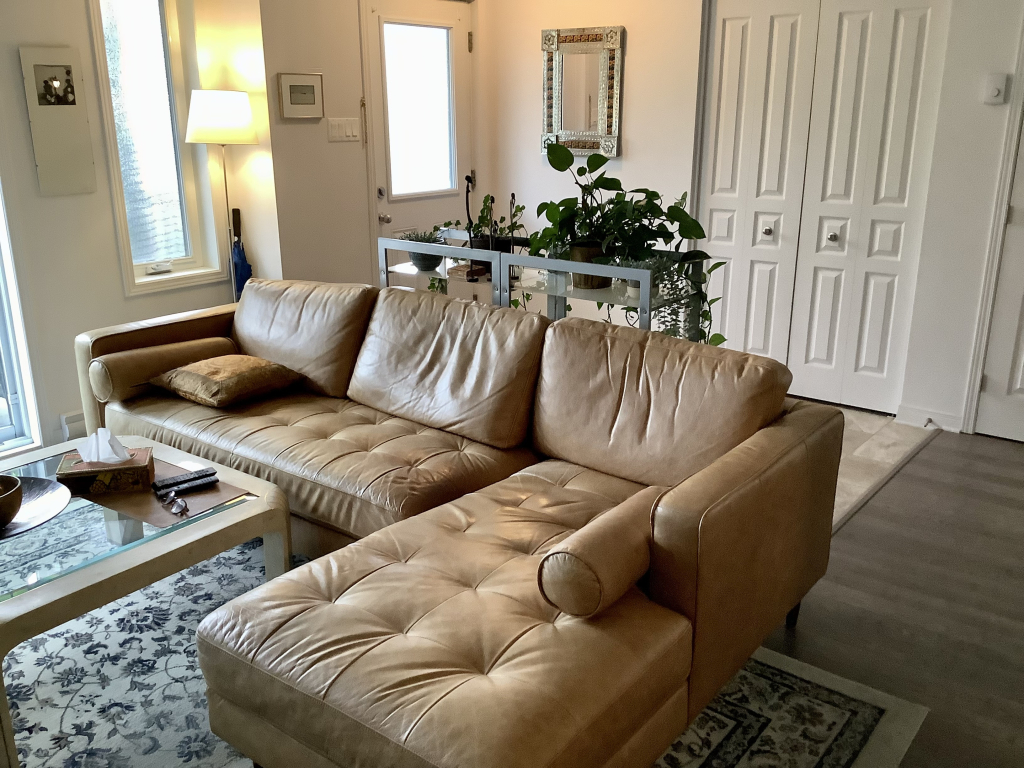 Spacieux 4 12! Spacious 2 Bed Condo!