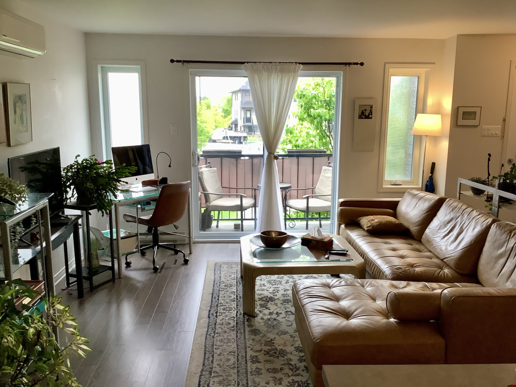 Spacieux 4 12! Spacious 2 Bed Condo!