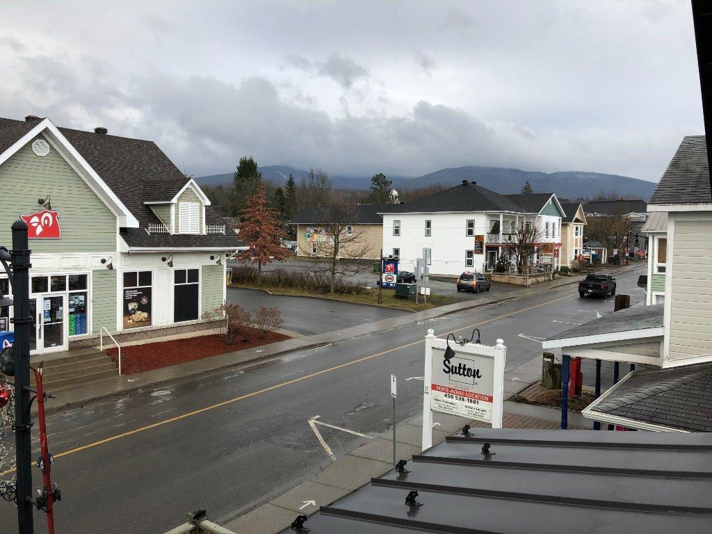 condo rénové 4.5 a louer au coeur du village de Sutton