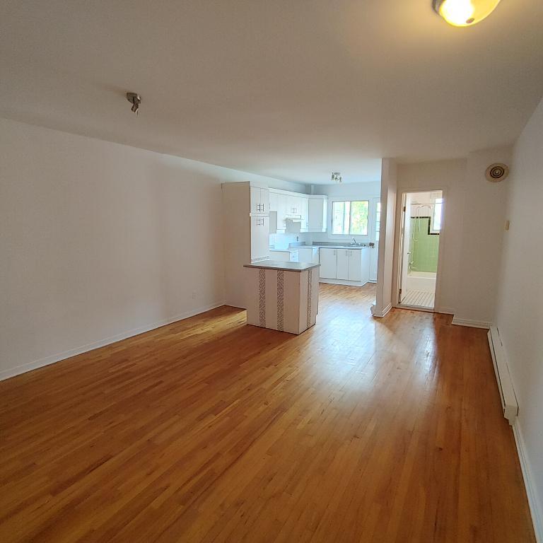 Grand appartement 3 ½ à louer – Rosemont. Spacieux 3 ½ situé au rez-de-chaussée