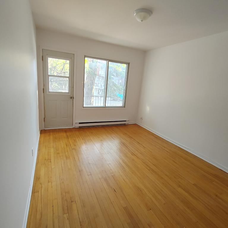 Grand appartement 3 ½ à louer – Rosemont. Spacieux 3 ½ situé au rez-de-chaussée