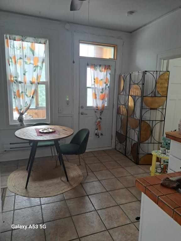 Très grand 4 1/2 à louer sur l'avenue Desmarchais à Verdun 1500 $