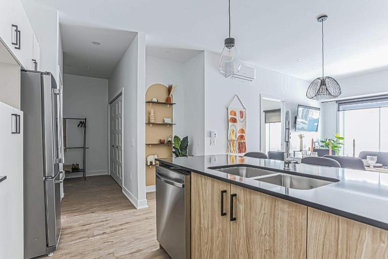 WOW| APPARTEMENT 4½ À LOUER POUR JUILLET - 1002 PI² - RABAIS