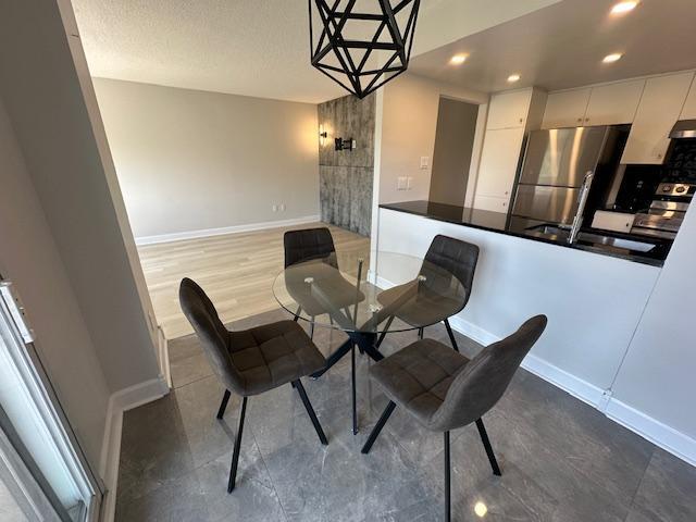 LUXUEUX ET GRAND CONDO 3 ½, ANJOU, PRÈS DE TRANSPORT EN COMMUN ET AUTOROUTES 25 & 40