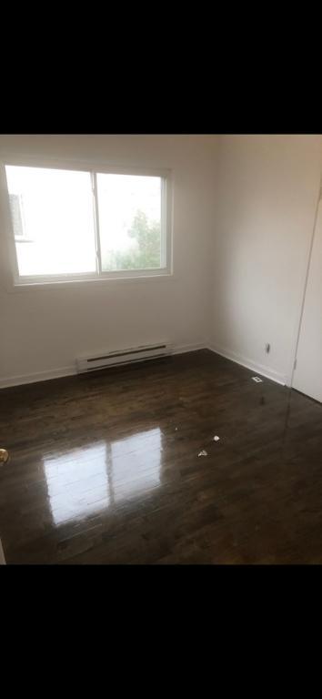 Large 2 balcony 5 1/2, 3 bed room, semi detached upper duplex, in the quiet part of Chomedey, Laval