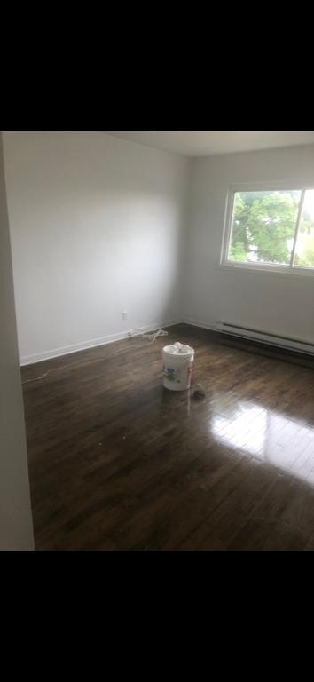 Large 2 balcony 5 1/2, 3 bed room, semi detached upper duplex, in the quiet part of Chomedey, Laval