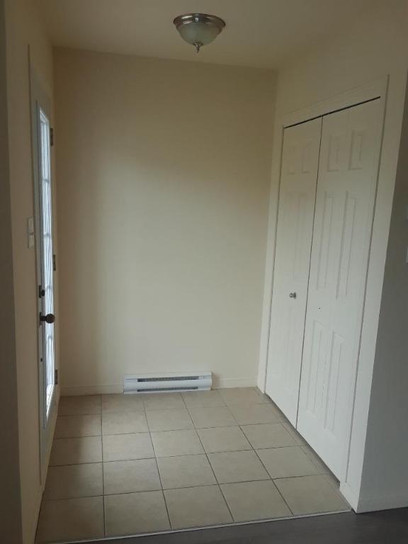 Grand 5.5 sur 2 étages avec cour à louer Lachute