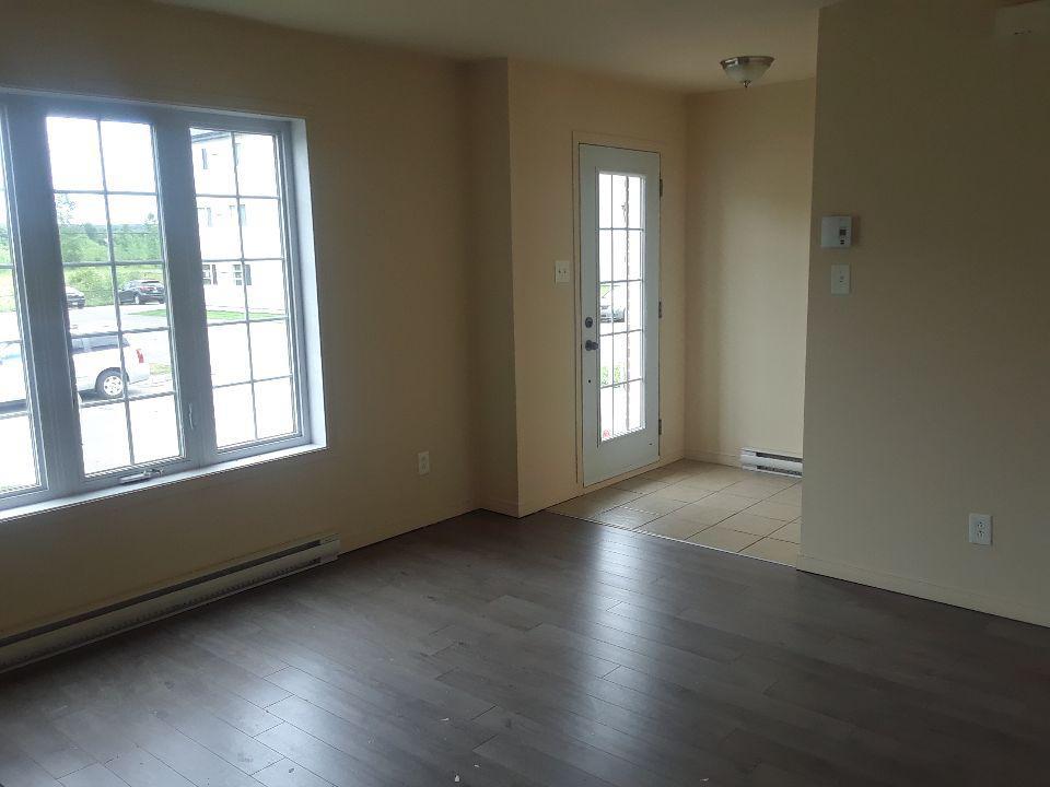 Grand 5.5 sur 2 étages avec cour à louer Lachute