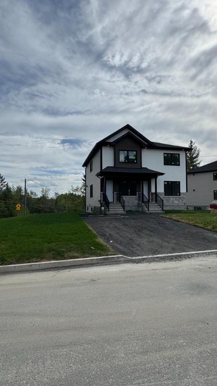 1 mois gratuit - 4 1/2 - DUPLEX - Construction neuve à Sherbrroke 1er juillet