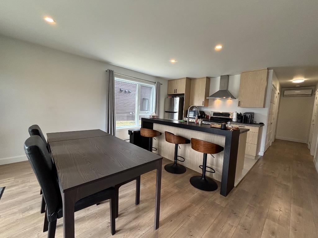 Appartement style condo 4 1/2 rez-de-chaussée avec électros ménagers