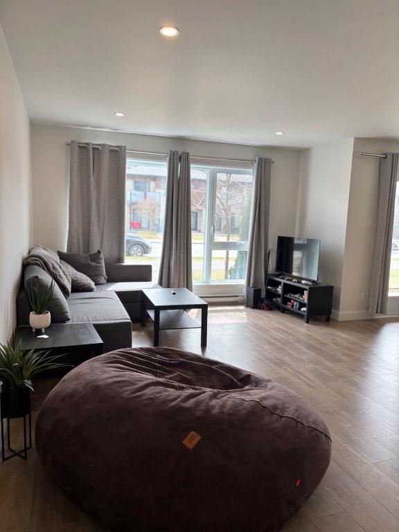 Appartement style condo 4 1/2 rez-de-chaussée avec électros ménagers