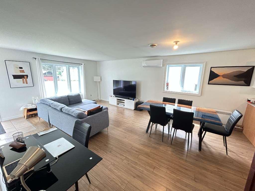 Beau et grand 4 1/2 REZ-DE-CHAUSSÉ, avec cour, stationnement déneigé, THERMOPOMPE NEUVE, aucun chien, chat accepté, ENQUÊTE DE CRÉDIT